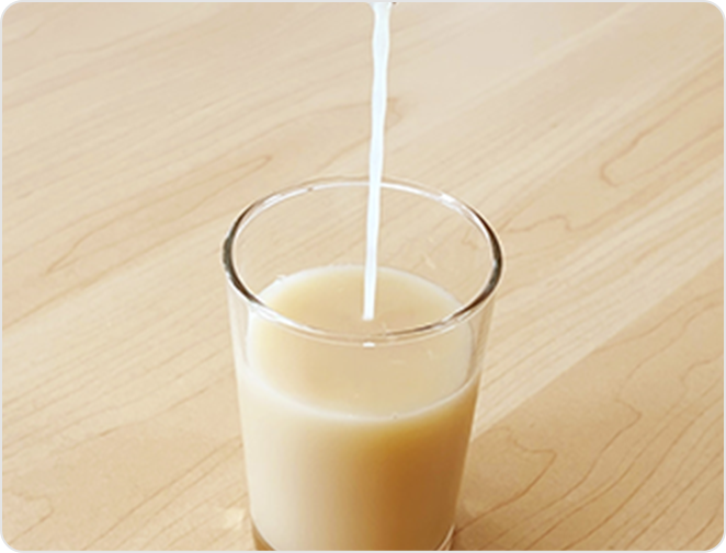イキイキ毎日乳酸菌をコップに注ぐ様子