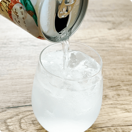 乾杯果汁宮﨑ライチ酎ハイをコップに注ぐ様子