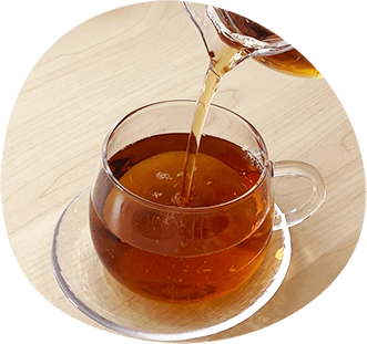 日向夏紅茶無糖をカップに注ぐ様子