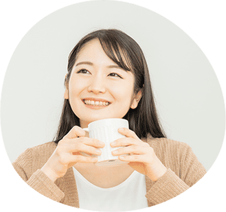 日向夏紅茶無糖を飲む女性