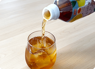 日向夏紅茶無糖をコップに注ぐ様子