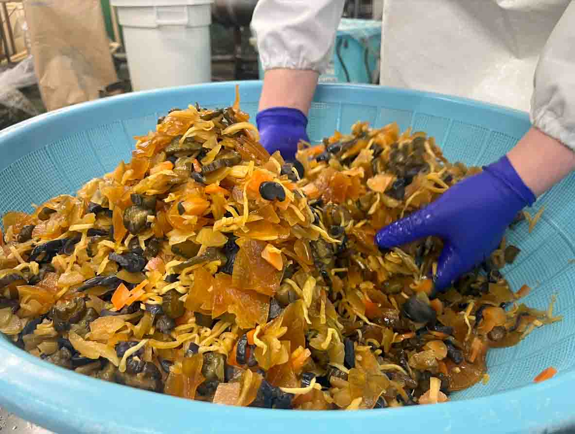 金山寺みそ用の野菜を混ぜ合わせる様子