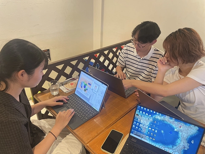 表紙デザイン製作する関西大学マス・コミュニケーション学研究部の学生