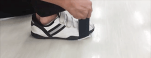パッド面を床面側に向けて靴の上から巻きつけ固定／ヒールマークトレッター