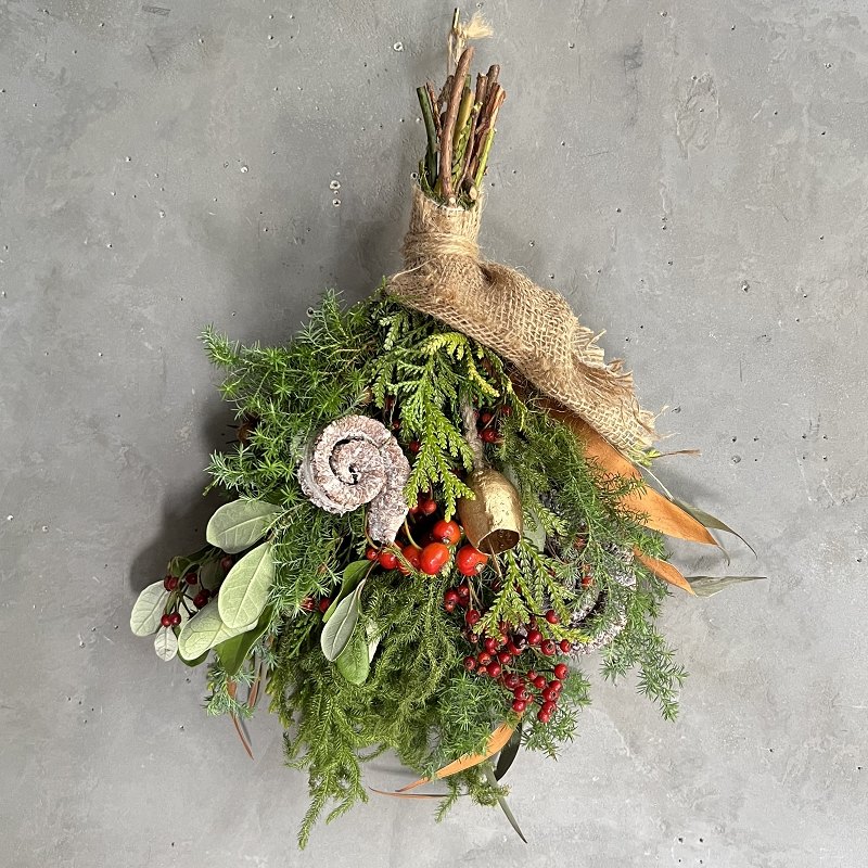 カウベルの優しい音色　コニファーと赤い実のドライフラワー横長スワッグ カウベルの優しい音色 コニファーと赤い実のドライフラワークリスマス