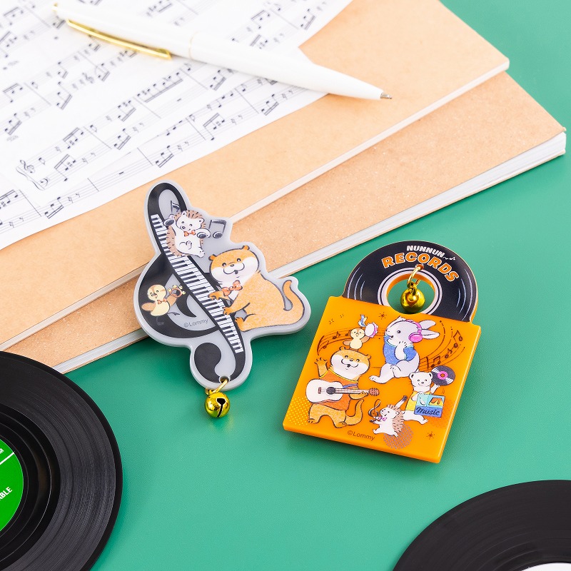 可愛い嘘のカワウソ ぬんぬんレコード 鈴付きアクリルバッジ(音符と