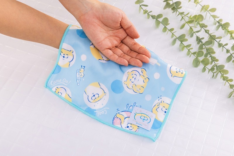 可愛い嘘のカワウソ ひんやりハンカチ (お水とアイスのドット柄
