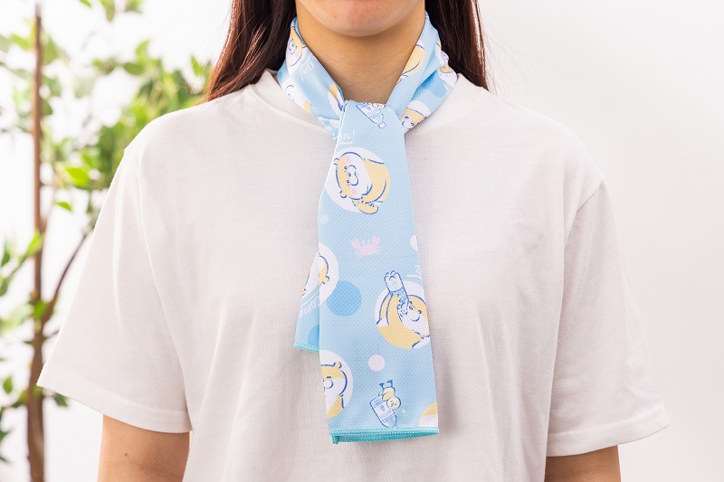 可愛い嘘のカワウソ ひんやり吸水タオル (お水とアイスのドット柄