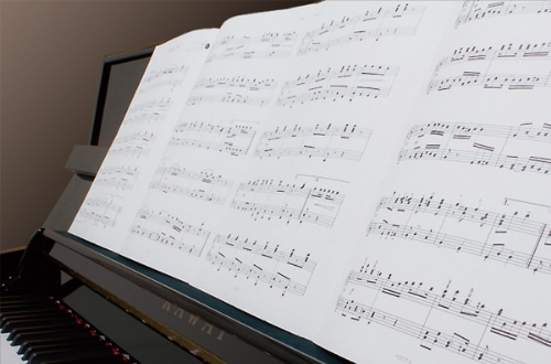 ページの多い楽譜にも対応できるワイド譜面台