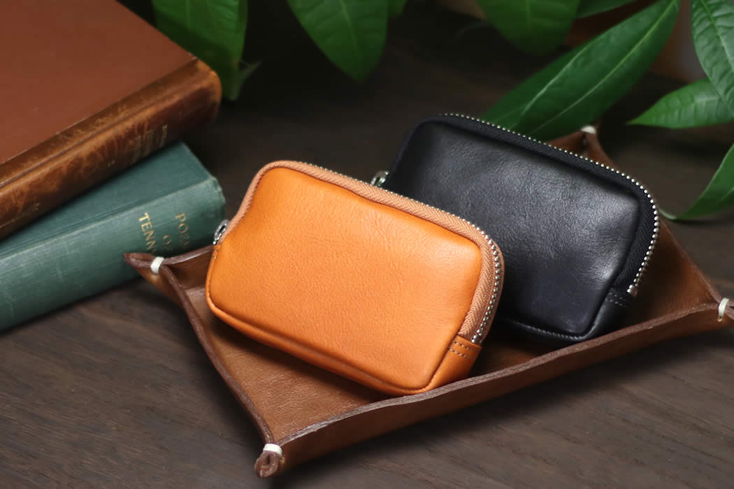 新品未使用ですFINO leatherware 財布　マルチポーチ