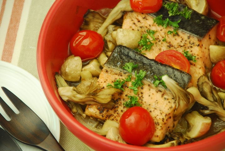 おいしいレシピ「キノコと秋鮭の蒸し焼き」 耐熱セラミック鍋、チーズ