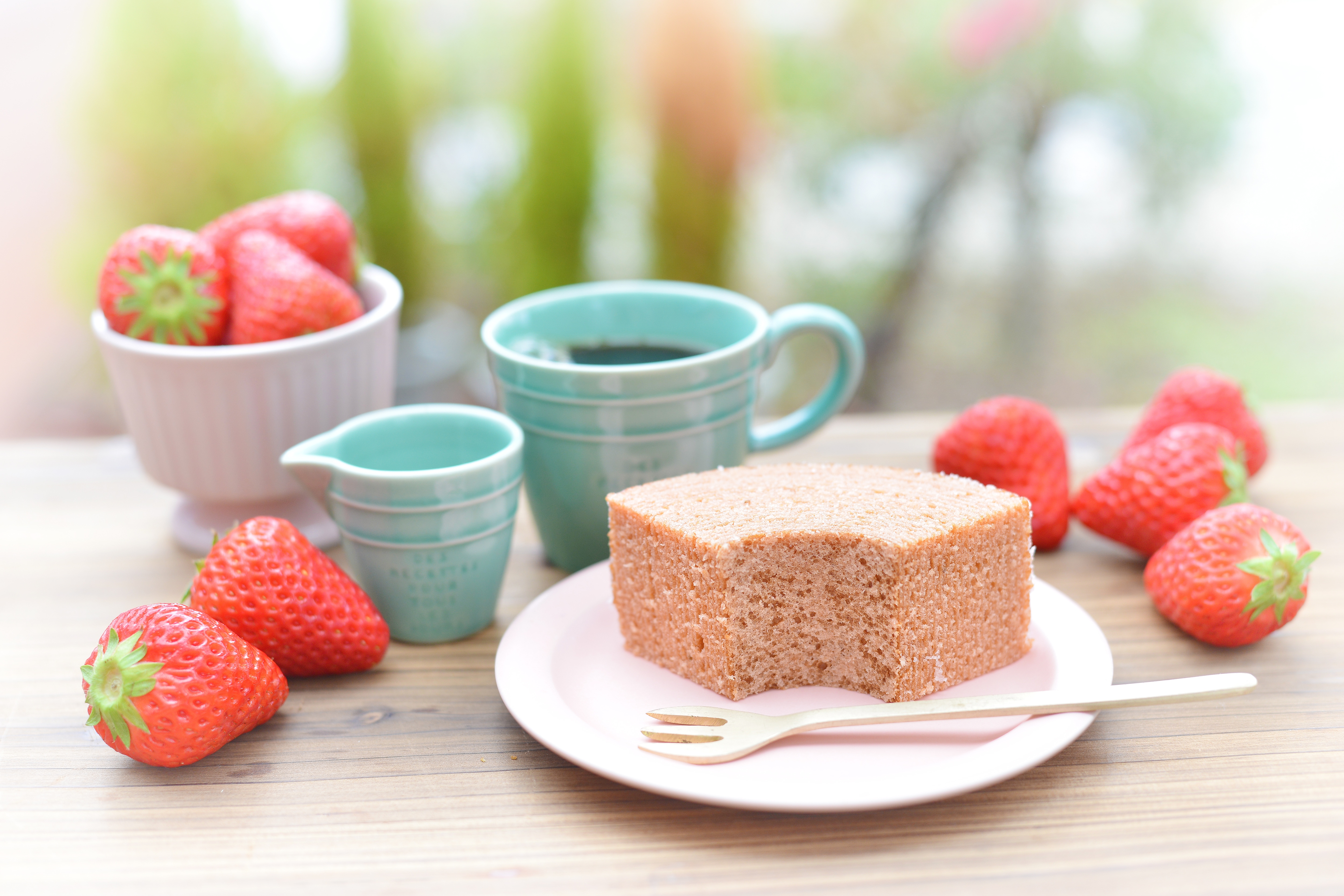 職人が丁寧に品物を取り扱う様子、その手元の写真