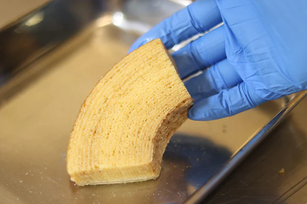 職人が丁寧に品物を取り扱う様子、その手元の写真