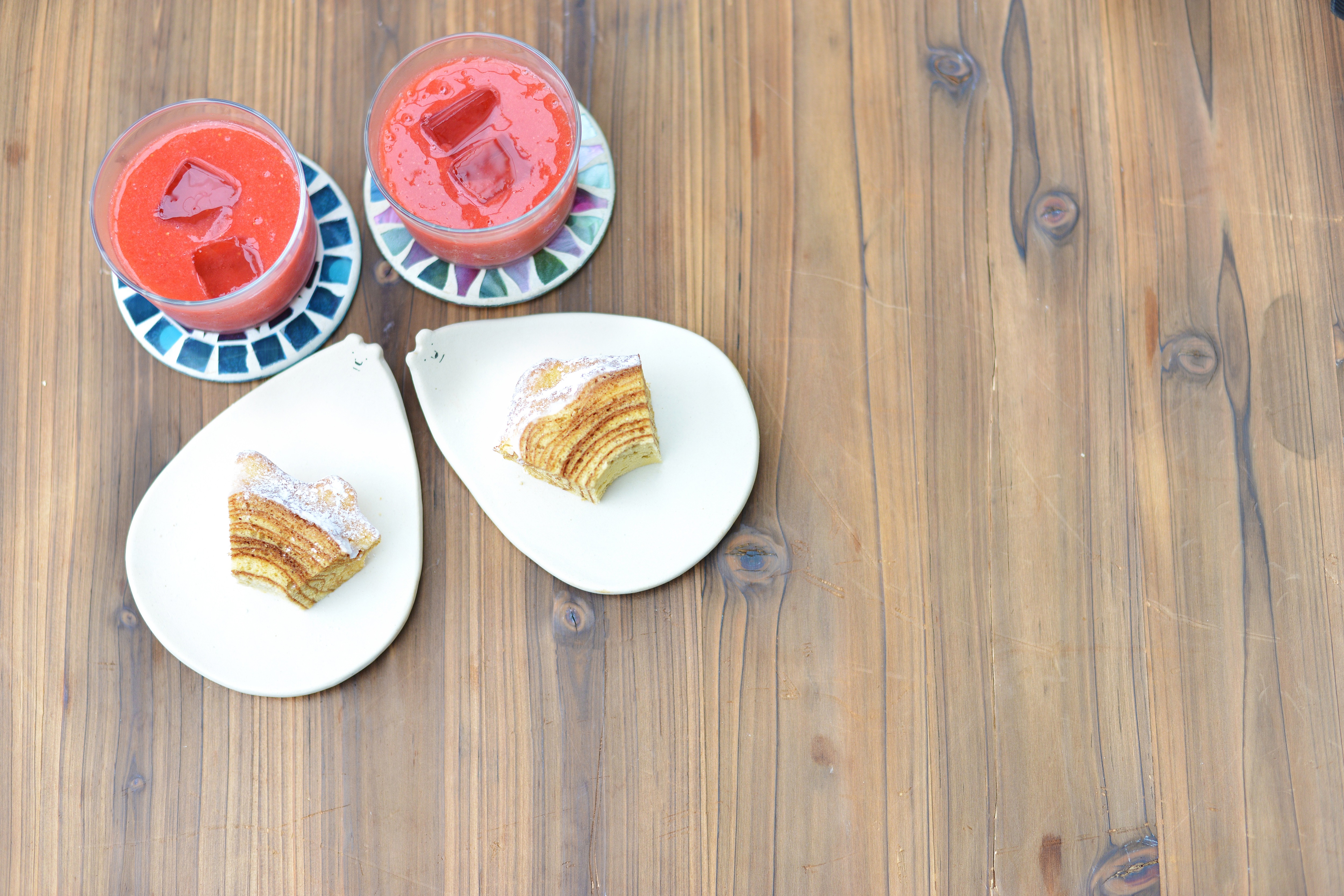 職人が丁寧に品物を取り扱う様子、その手元の写真