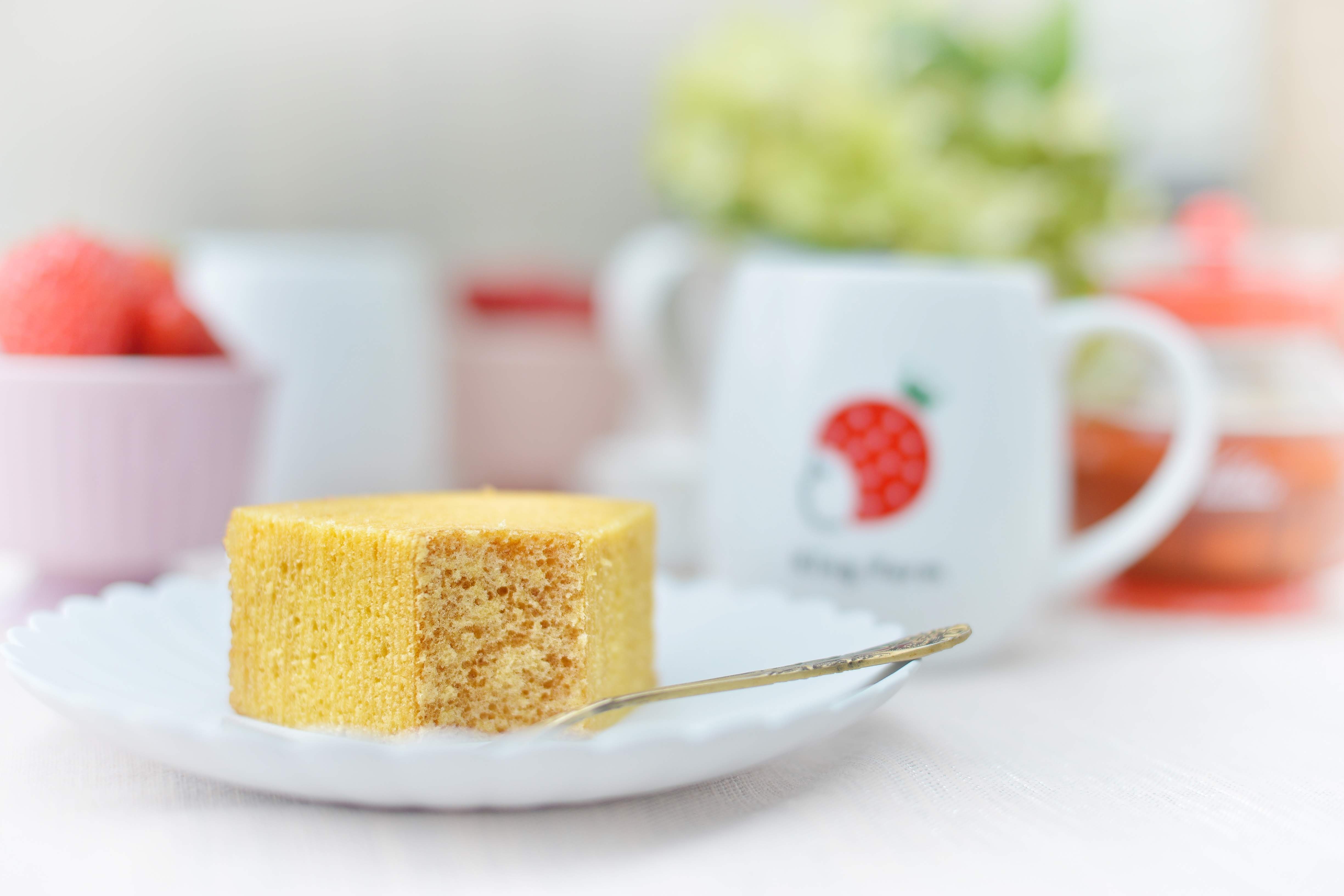 ボウルに割り入れられたたくさんの卵黄の写真