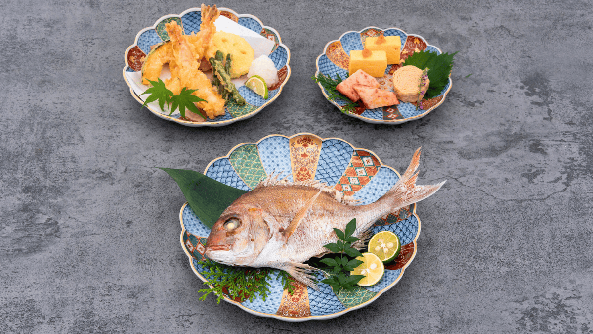 林九郎作　染錦地紋　菊割鉢　直径約13.5￼㎝４、約17センチ１個 ￼ 中古品 林九郎作 染錦地紋 菊割鉢 直径約13.5￼㎝4、約