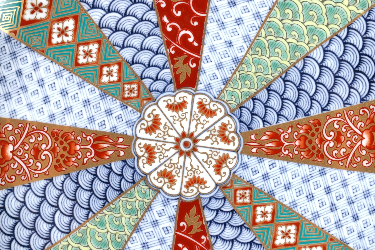 料理の品格を上げる林九郎窯「菊割花地紋シリーズ」