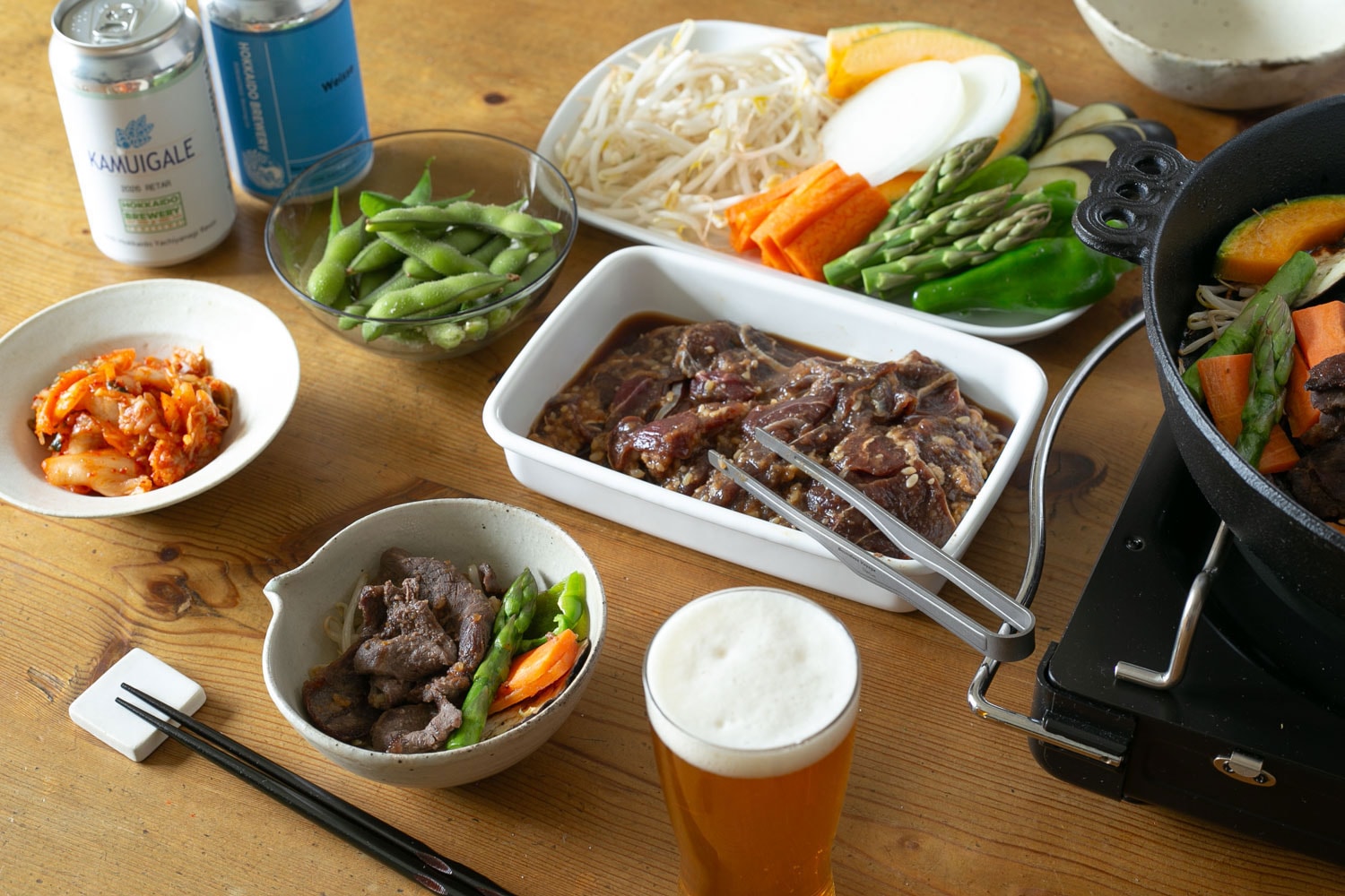 北海道厚真町のシカ肉ジンギスカンとクラフトビールがある食卓