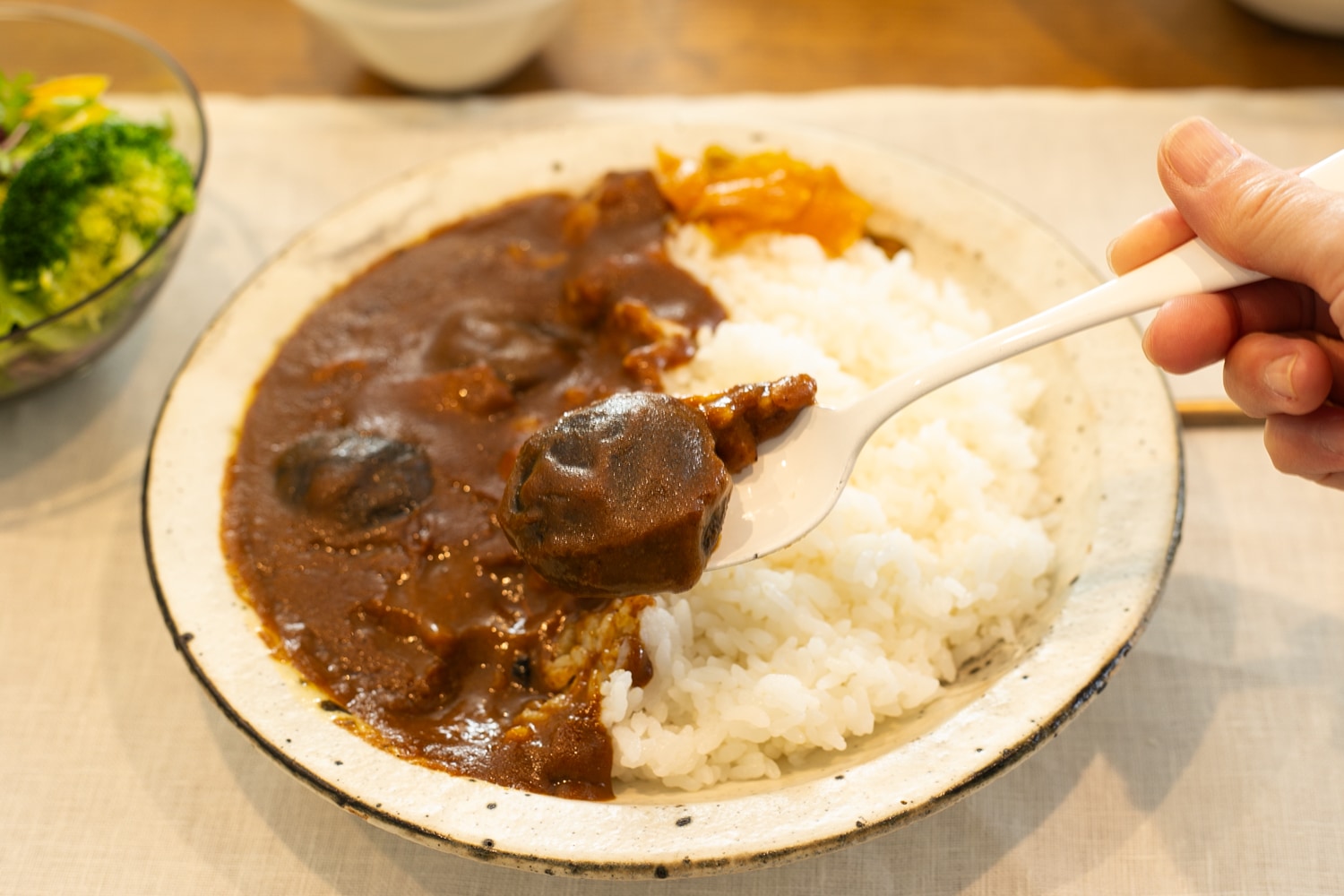 北海道産しいたけが入ったカレー。奈井江町の人に寄り添うグルメをお取り寄せ