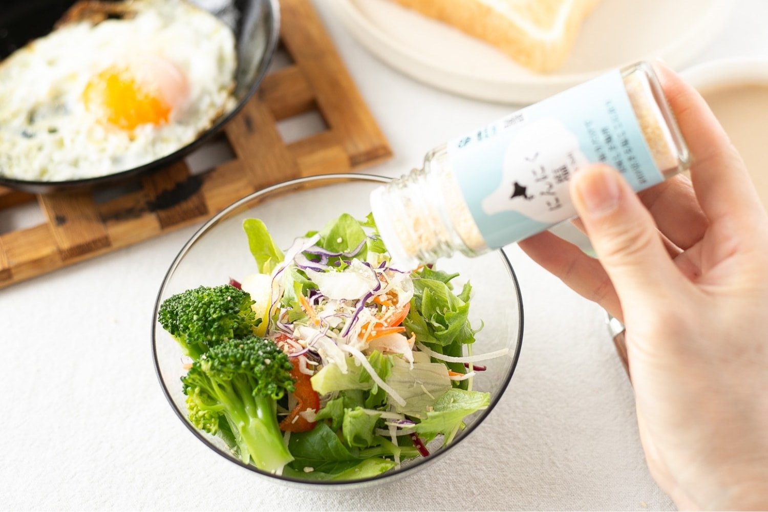 北海道産ダイヤモンドにんにくを使った塩をサラダに