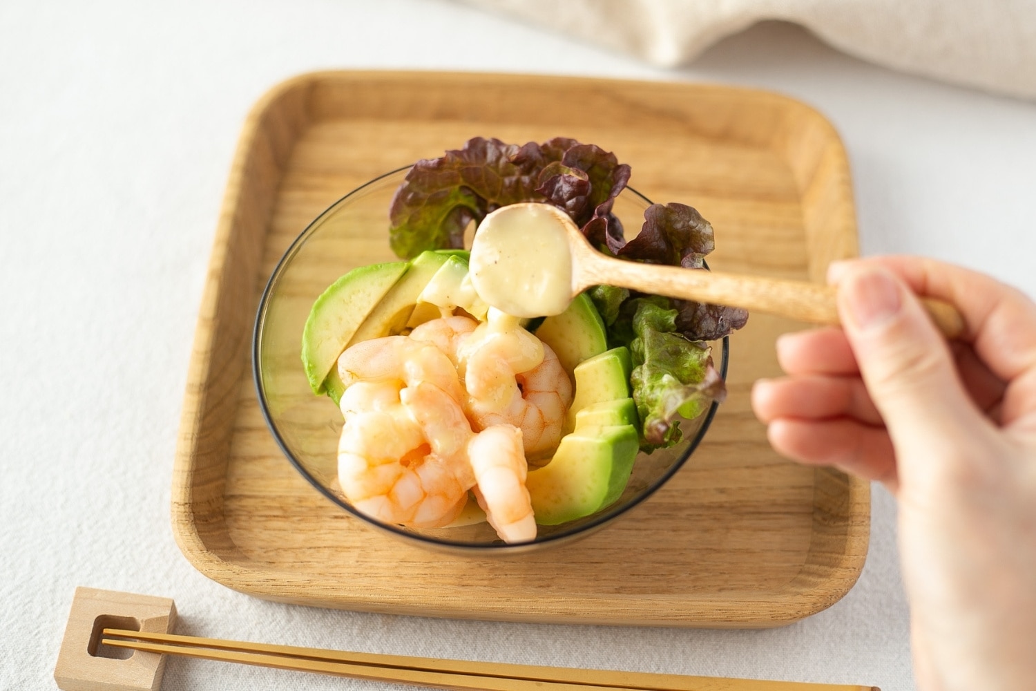 北海道産ダイヤモンドにんにくを使ったマヨネーズをエビとアボカドに