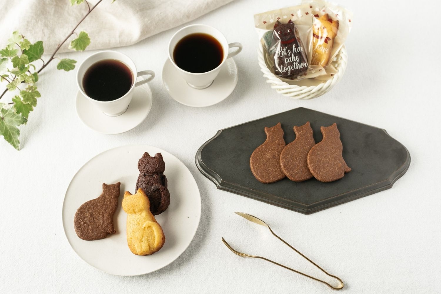 北海道スイーツのねこサブレとマドレーヌでティータイム