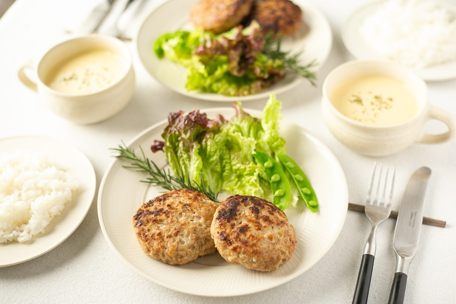 北海道 苫小牧市のプレジールがお届けする無添加、ブランド豚100％のハンバーグの調理イメージ