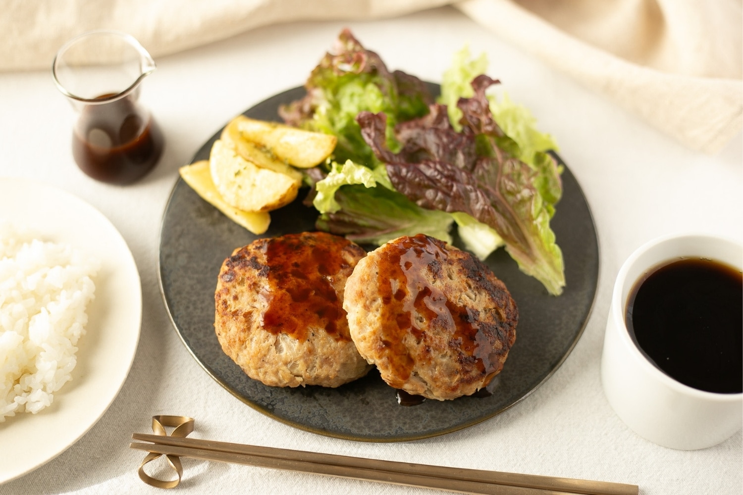 北海道 苫小牧市のプレジールの「Ｂ１とんちゃんハンバーグ」に中濃ソースをかけて。