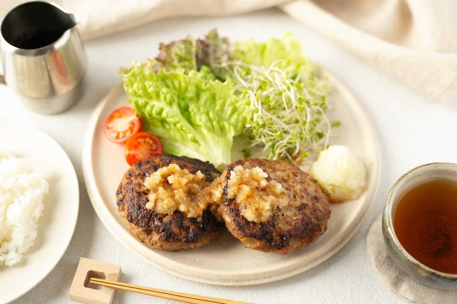 北海道 苫小牧市のプレジールの「Ｂ１とんちゃんハンバーグ」におろしポン酢をかけて。