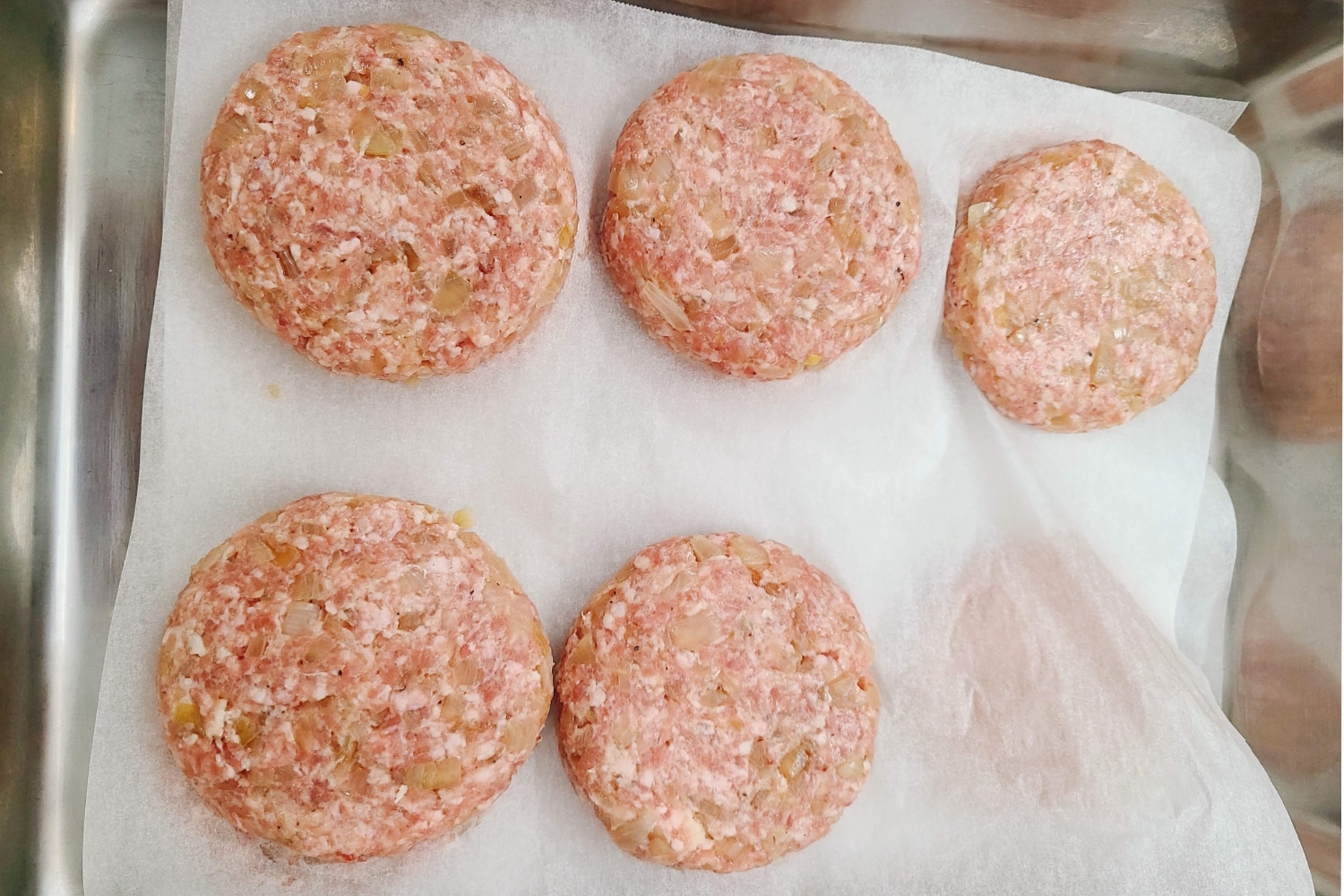 北海道 苫小牧市のプレジールが、ポーク・アイランド・オノデラの豚肉100％で製造する無添加ハンバーグ