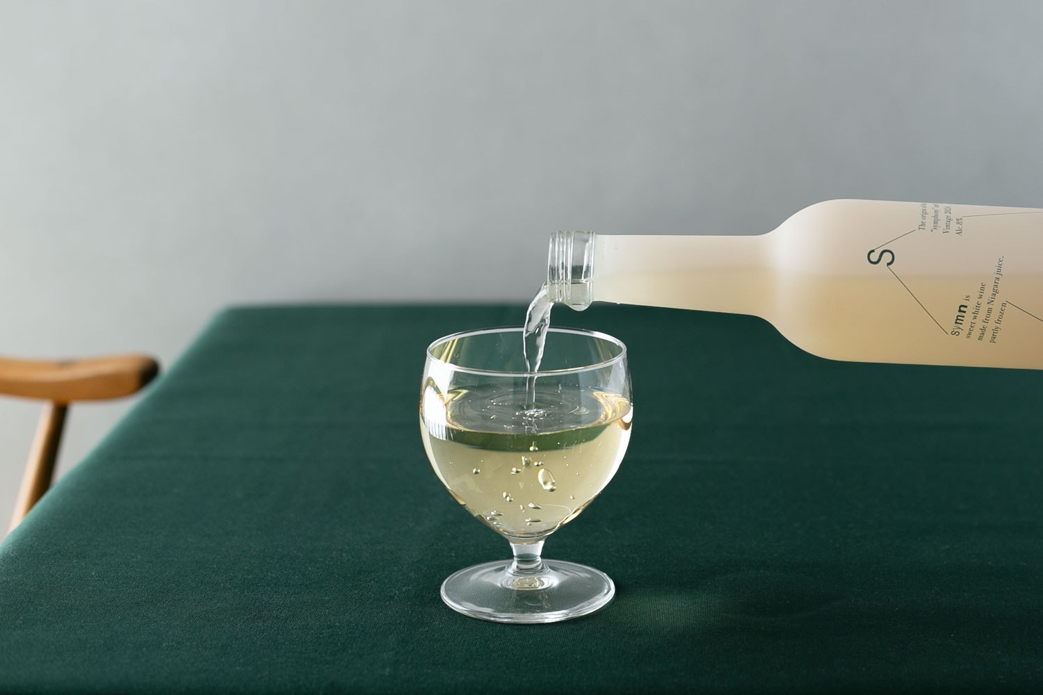 北海道産ナイアガラの白ワイン。お取り寄せしたら冷蔵庫で冷やしてお飲みください