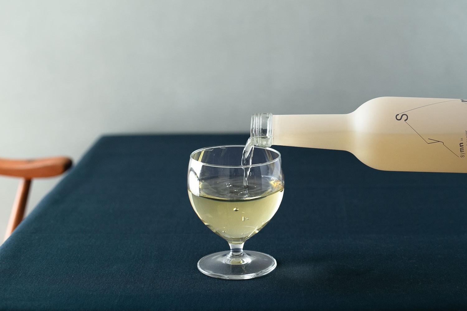 北海道産ナイアガラの白ワイン。お取り寄せしたら冷蔵庫で冷やしてお飲みください