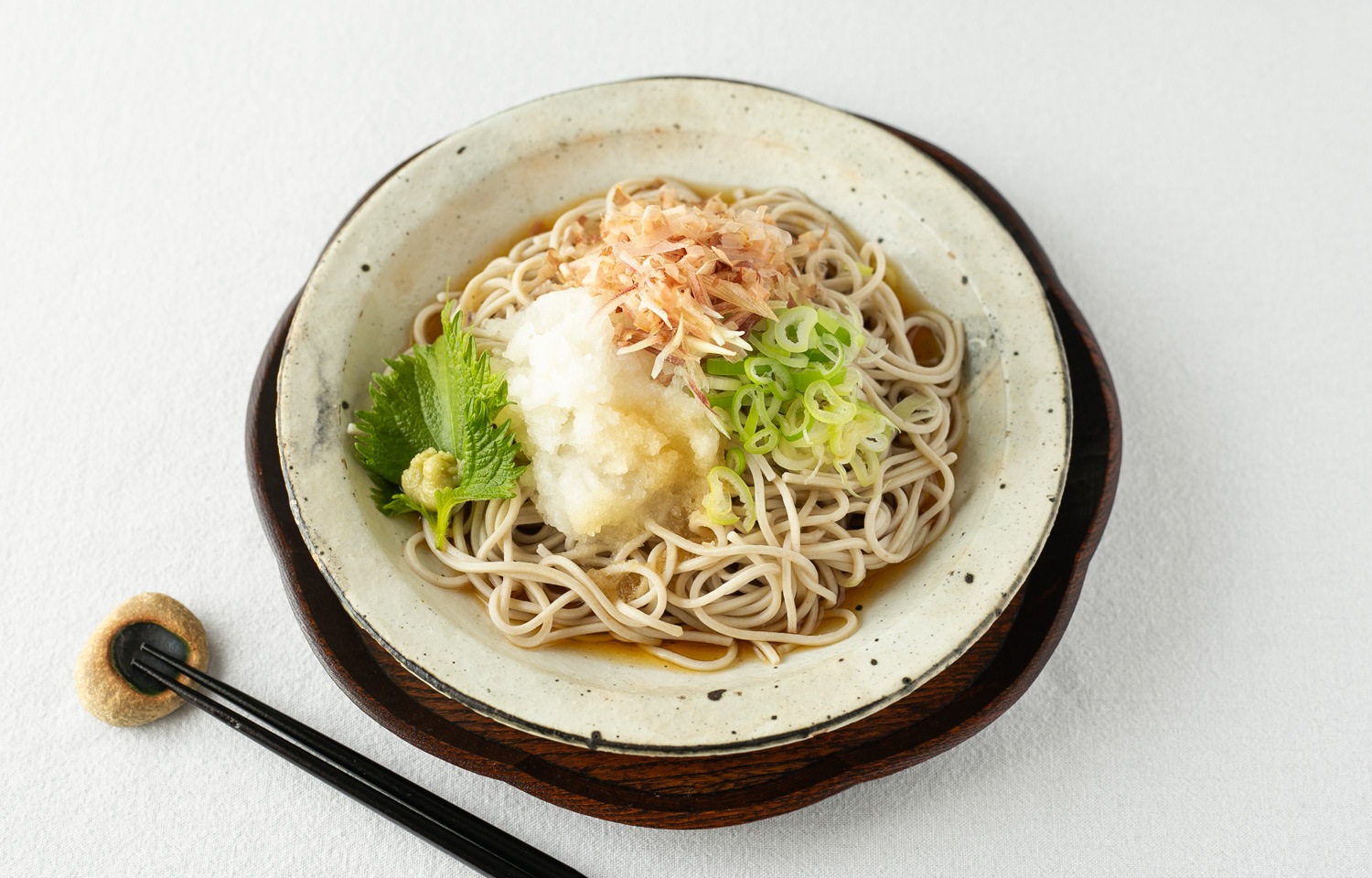 北海道産のお蕎麦を薬味たっぷりの冷やしそばに