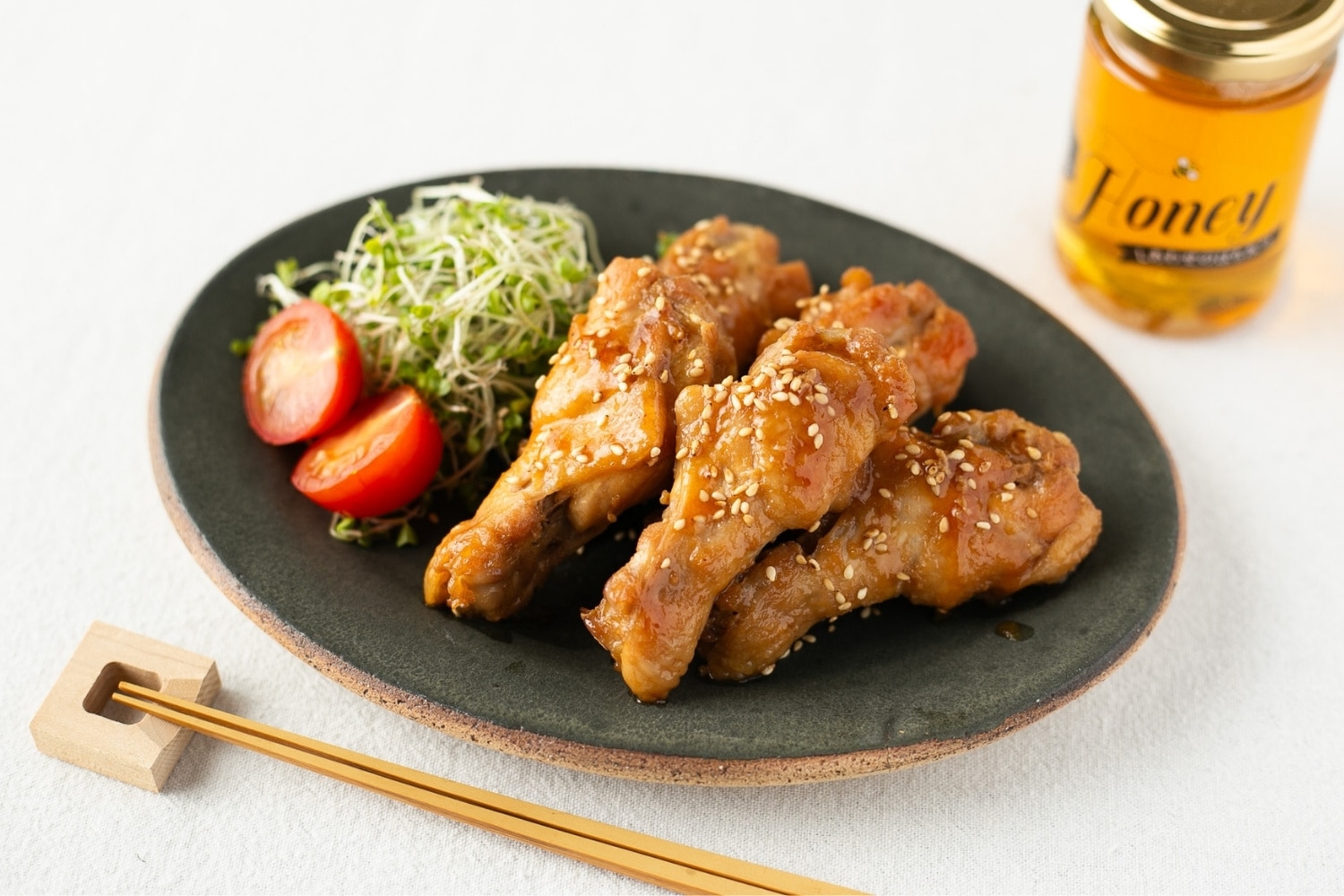 北海道歌志内市「吉田養蜂園」の、無添加・完全非加熱の国産はちみつを肉料理に。