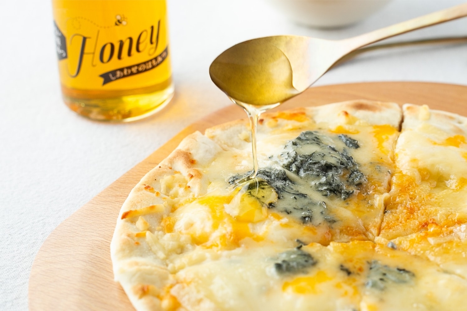 北海道歌志内市「吉田養蜂園」の、無添加・完全非加熱の国産百花はちみつをピザに。