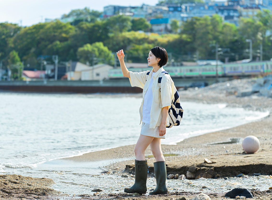 浜辺を歩く女性