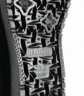 土踏まずまで凹凸が敷き詰められた形状