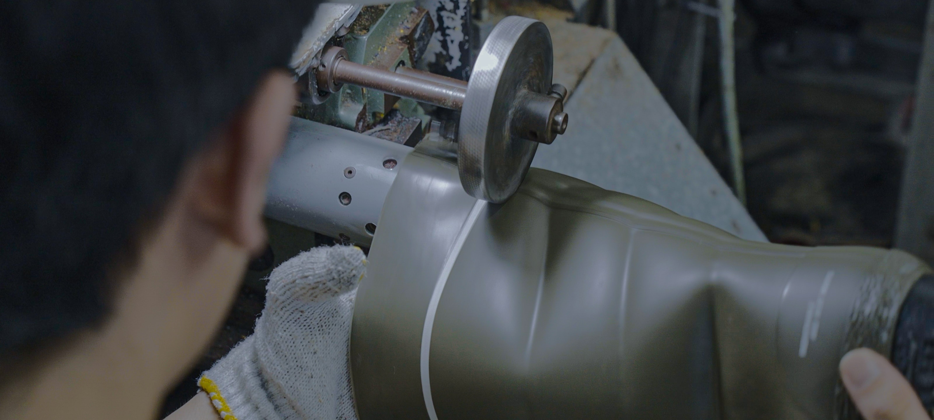 第一ゴムの作業風景