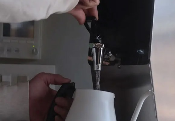 お好みの温度帯のお湯をレバー操作で簡単に給湯できます