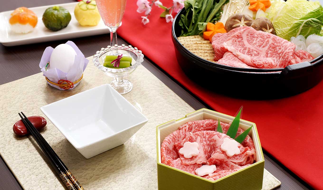 大人女子のひな祭りテーブルコーディネート例　花盛りの神戸牛ロースすき焼きを一人ずつ並べればとても華やかで盛り上がること間違いなし