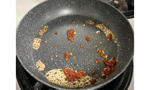 熱したフライパンに、ごま油、刻んだニンニク・生姜を入れ香りが立ったら豆板醤を加えます