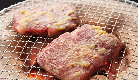 牛肉を焼く