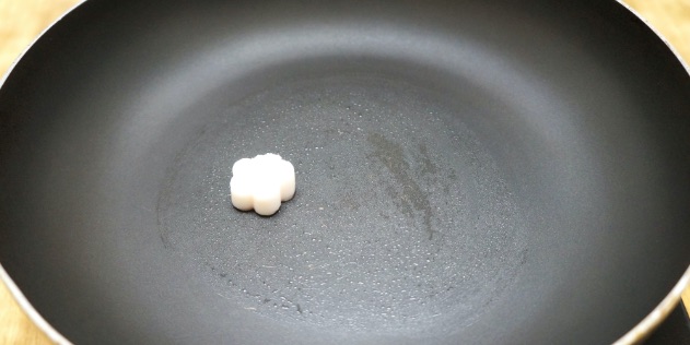 牛脂を塗りながら解かす
