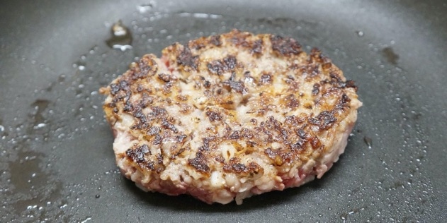 中火で両面を色よく焼けたら弱火にして蓋をして１０分焼く