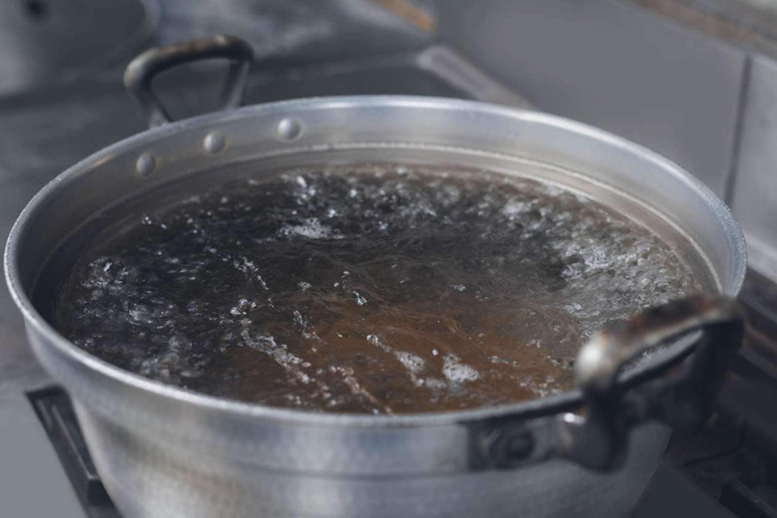 鍋にお湯を沸かす