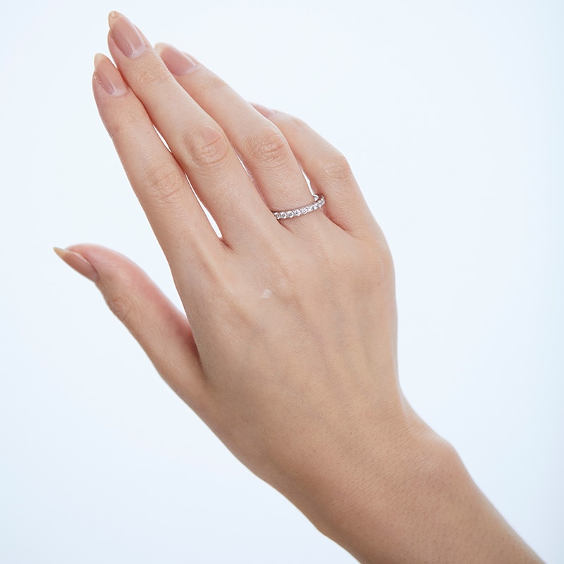 輝くプラチナの指輪には、0.5カラットのダイヤモンドが輝きます 永遠の