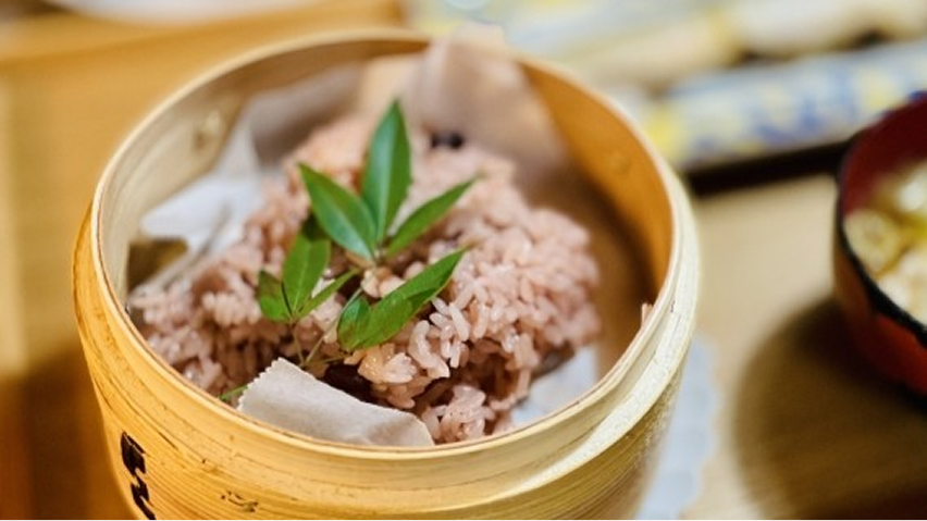 テイクアウト用の赤飯の添付用に「ひとつまみ分のごま塩」が採用されました。