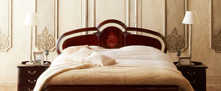 フランスベッドはヨーロッパのような部屋に佇むベッド