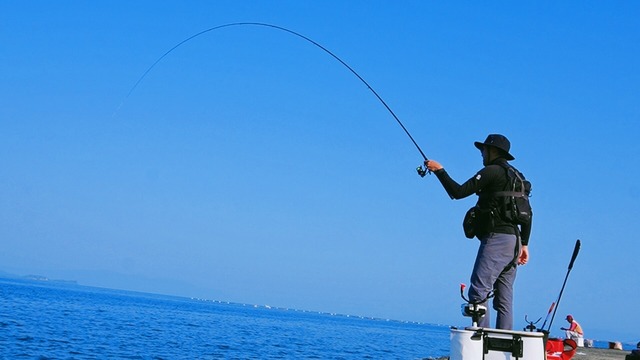 ボートの上で釣りを楽しむ人