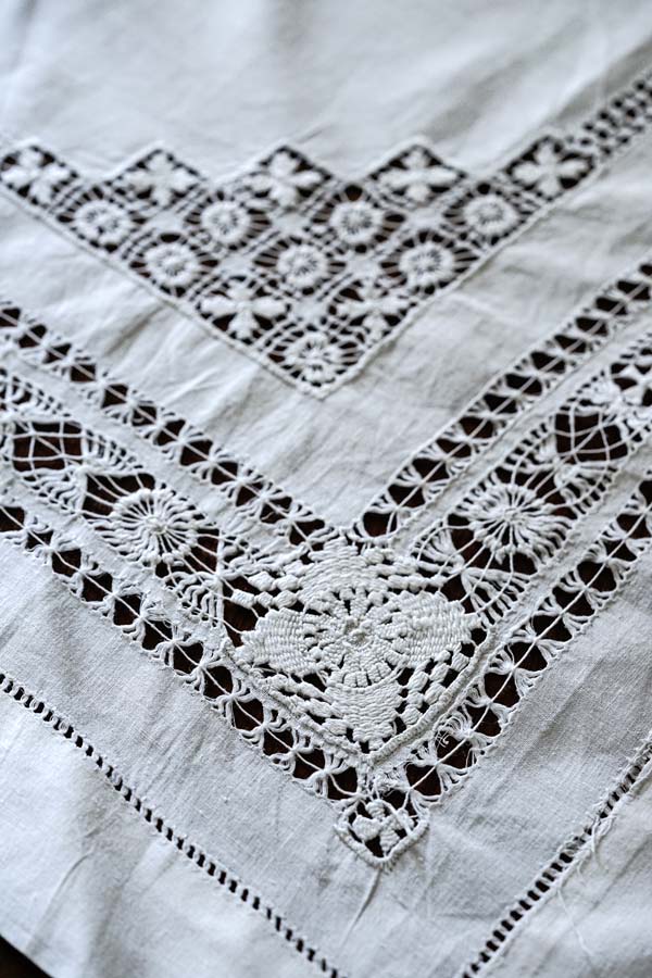 アンティークリネンのドロンワーク刺繍のテーブルクロス90×82cm ge-849 